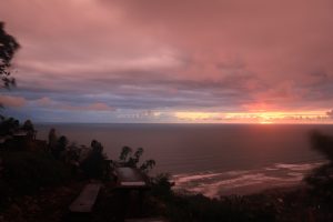 Sunset Bukit Paralayang pasangan pencinta senja