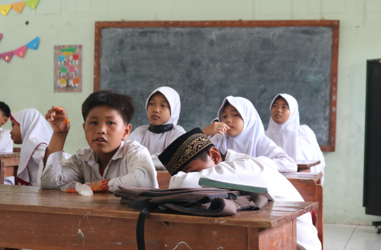 Siswa-siswI SD Muhammadiyah Condong Catur, Sleman, DI Yogyakarta, sedang melaksanakan proses belajar di ruang kelas. (Lppmkreativa.com)